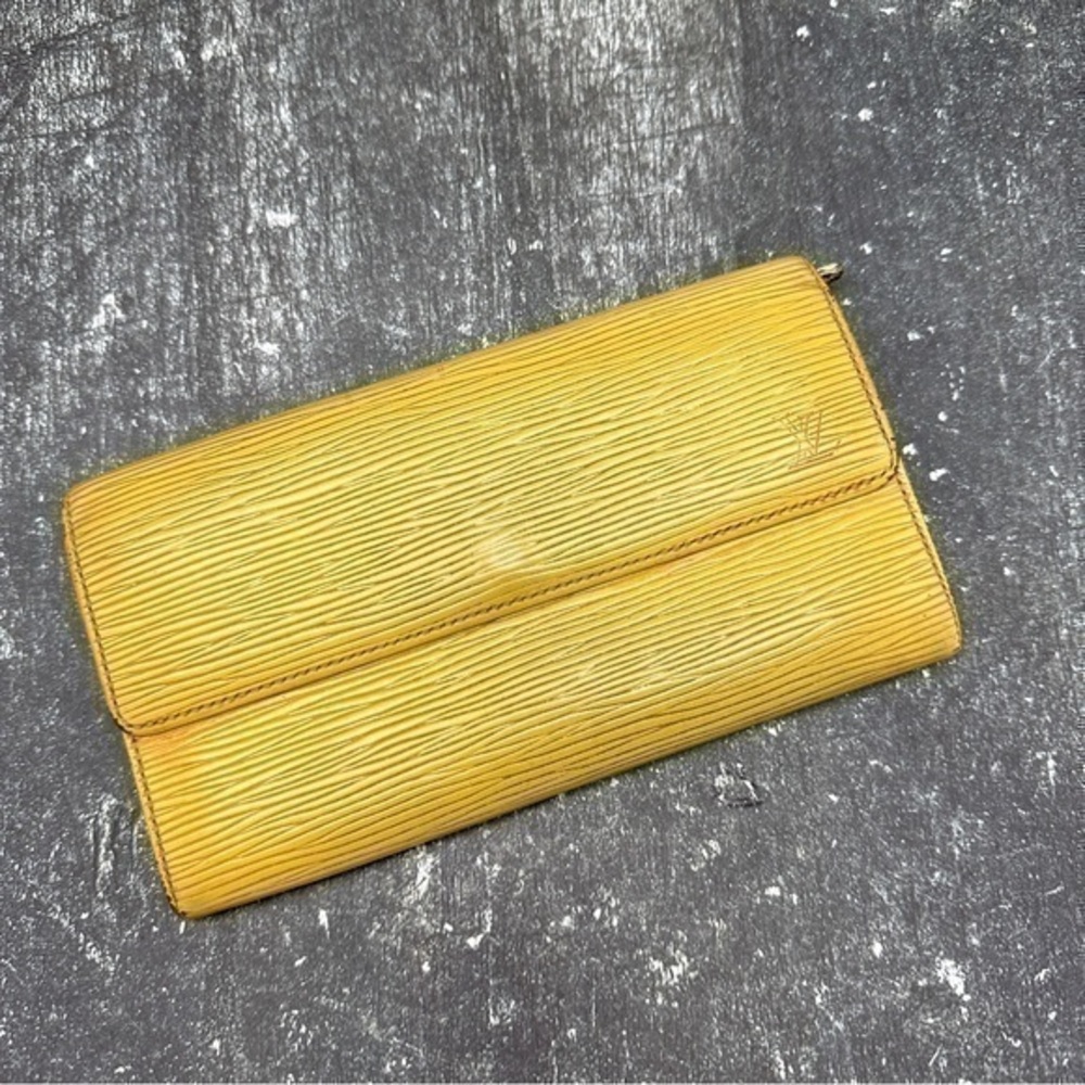 AUTHENTIC Louis Vuitton Sarah Epi leather wallet. Previously owned. Yellow.